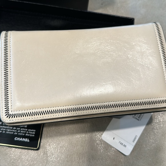 Chanel wallet soft white with black trim - Picture 3 of 11
